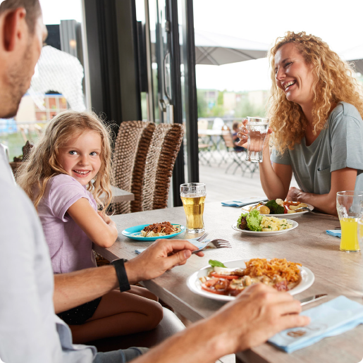 Gastronomie_Bild_Familie im Feriendorf-Restaurant beim Essen
